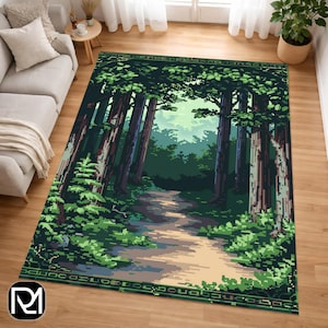 Puede incluir: Una alfombra rectangular con una escena de bosque pixelada con un camino que conduce a la distancia. El diseño incluye árboles altos, exuberante follaje verde y un camino de color claro. La paleta de colores consiste en verdes, marrones y tonos beige.