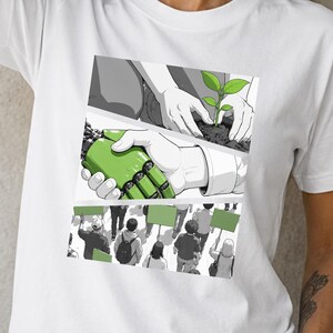 Könnte beinhalten: Ein weißes T-Shirt mit einem dreiteiligen Grafikdruck. Das obere Feld zeigt Hände, die einen grünen Keimling pflanzen. Das mittlere Feld zeigt einen Händedruck zwischen einer menschlichen und einer grünen Roboterhand. Unten eine Menschenmenge.