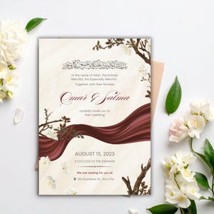 Puede incluir: Invitación de boda con diseño floral y cinta. La invitación presenta los nombres "Omar & Salma" y la fecha 15 de agosto de 2023. La invitación incluye texto en inglés y árabe.