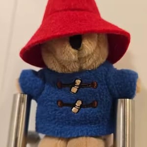 Llavero de peluche del Oso Paddington / Colgante para bolso con sombrero rojo y abrigo azul (10 cm)