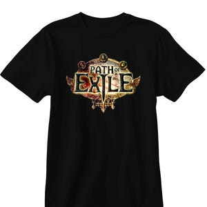 Puede incluir: Camiseta negra con el logo "Path of Exile" en oro, rojo y blanco. El logo incluye el texto "Path of Exile" encima de "Exile" con alas decorativas y detalles ornamentados. Una camiseta informal para fans.