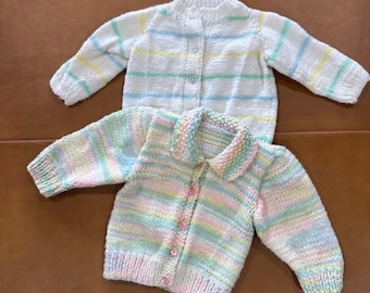 Handgemaakte babysweater Veel van 2 pastelkleurige gebreide vesten Ca. Maat: 6 maanden