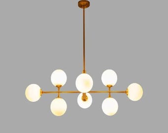 スプートニクシャンデリアライト：8個のミルクガラス球形真鍮製リニアシャンデリア照明器具ダイニングテーブルライト
