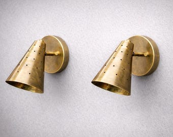 Par de 2 apliques de pared cónicos de latón vintage, estilo moderno de mediados de siglo, con pantalla perforada, hechos a mano, estilo italiano, perforados.