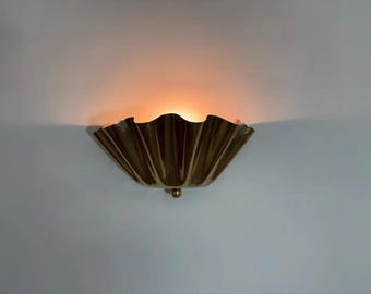 Aplique de parede em latão com formato de meia flor, estilo meados do século XX - Luminária moderna feita à mão