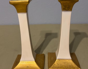 Set di 2 candelabri alti in porcellana Pickard China, antichi, risalenti al periodo 1910-1919, nei colori oro e avorio.