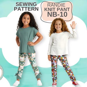 Puede incluir: Un patrón de costura para el pantalón de punto Randie NB-10 con dos variantes. Un par tiene un estampado de gatos y flores verdes con lazos laterales en el dobladillo, junto a una blusa verde salvia. El otro par tiene un estampado floral multicolor y una blusa blanca.