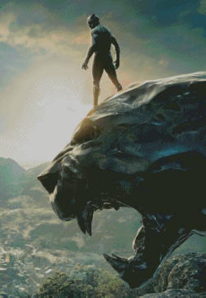 Puede incluir: Una figura de superh&eacute;roe negro se encuentra de pie sobre la cabeza de una gran estatua de pantera negra. La estatua se encuentra en un cielo dram&aacute;tico con nubes y una ciudad lejana.