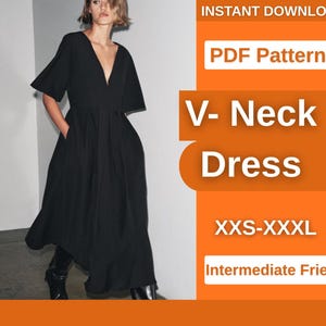 Puede incluir: Un vestido negro con cuello en V, mangas cortas y falda fluida. El vestido tiene bolsillos y se lleva con botas negras. La imagen incluye el texto "V-Neck Dress" y "XXS-XXXL". El patrón es "Intermediate Friendly".