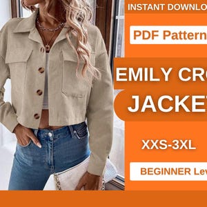 Könnte beinhalten: Eine beige Cordjacke in kurzem Schnitt mit Kragen, langen Ärmeln und vier braunen Knöpfen auf der Vorderseite. Der Text rechts lautet: INSTANT DOWNLOAD, PDF Pattern, EMILY CROP JACKET, XXS-3XL, BEGINNER Level.