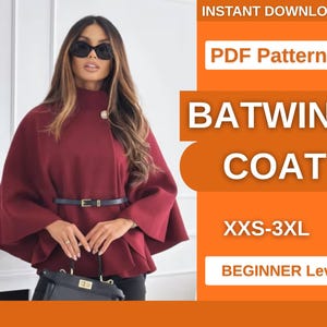 Puede incluir: Un abrigo tipo murciélago color burdeos con cuello alto y cinturón negro, con el texto INSTANT DOWNLOAD, PDF Pattern, BATWING COAT, XXS-3XL y BEGINNER Level. El abrigo tiene mangas anchas y un corte estructurado como patrón digital.