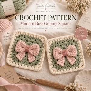 Può includere: Uno schema digitale per uncinetto intitolato Modern Bow Granny Square di Tata Croche. L'immagine mostra due motivi quadrati all'uncinetto con centro verde salvia e bordo crema, ciascuno decorato con un fiocco rosa all'uncinetto e filato.