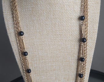 Collar vintage de tres hebras en tono dorado y cuentas negras
