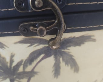 Estojo de viagem vintage Waikiki com estampa dupla para vinhos, em madeira com forro de veludo.
