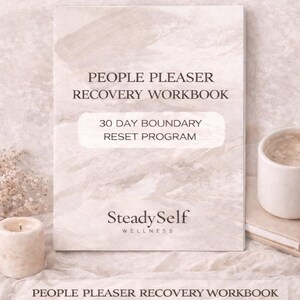 Può includere: Un quaderno beige intitolato "People Pleaser Recovery Workbook" con il testo "30 Day Boundary Reset Program". La copertina presenta il logo "Steady Self Wellness". Una candela e una tazza sono visibili sullo sfondo.
