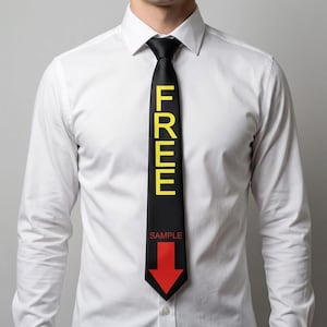 Op de afbeelding: Zwarte stropdas met het woord "FREE" in gele blokletters en het woord "SAMPLE" met een rode pijl naar beneden. De stropdas wordt gedragen over een wit overhemd.