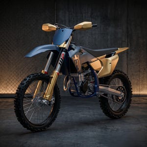 Puede incluir: Una motocicleta de motocross con chasis y paneles de carrocería en azul mate, con detalles en dorado metálico en los paneles laterales, la horquilla delantera y los protectores de manos. Incluye neumáticos negros de tacos y asiento negro.