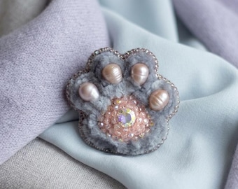 Grey Pink Paw Brooch with Cultured Freshwater Pearls