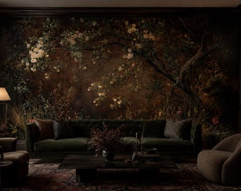 Op de afbeelding: Een donkere kamer met een grote muurschildering van een weelderige tuin met witte bloemen en donker gebladerte. Een lange donkergroene fluwelen bank staat voor de muurschildering, vergezeld door twee bruine fauteuils, een lage salontafel en een vloerlamp.