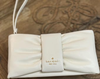 Kate Spade Millie Bow Wristlet in Meringue