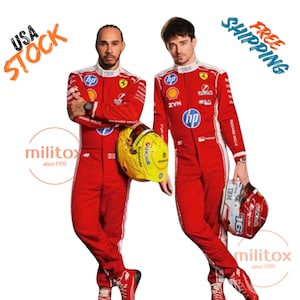 Puede incluir: Dos pilotos de carreras con monos rojos a juego con detalles en blanco y varios logotipos de patrocinadores. Uno sostiene un casco de carreras amarillo brillante, mientras que el otro sostiene un casco rojo y blanco. Ambos llevan botas rojas.