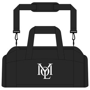 Może przedstawiać: Czarna torba podróżna z białym logo. Posiada górny uchwyt i odpinany pasek na ramię. Torba ma prostokątny kształt z zaokrąglonymi krawędziami. Logo znajduje się z przodu. Odpowiednia do podróży lub na siłownię.