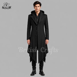 Peut inclure: Un manteau long noir avec une capuche, une fermeture boutonnée sur le devant et un ourlet pointu. Le manteau est porté sur une chemise noire boutonnée et un pantalon noir. Le texte "British Crafts" est visible au centre de l'image.