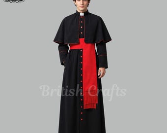 Sotana negra para clérigos, vestimenta sacerdotal católica tradicional con capa sobre los hombros y ribete rojo. Atuendo de iglesia.