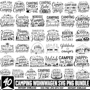Puede incluir: Una colección de 40 diseños gráficos digitales en blanco y negro con temas de camping, que incluyen ilustraciones de caravanas, montañas, árboles y estrellas, acompañados de varias frases en inglés y alemán relacionadas con el camping.