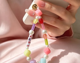 Colgante para móvil con forma de sonrisa personalizado con nombre a medida, correa de muñeca para móvil hecha a mano en tonos pastel para mujer.