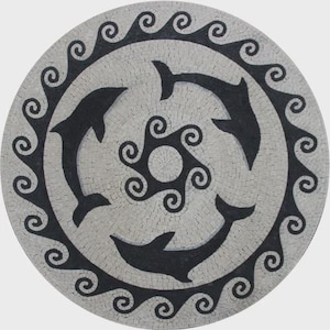 Peut inclure: Mosaïque circulaire avec trois dauphins noirs nageant autour d'un motif central en spirale. Les dauphins sont entourés d'une bordure de vagues noires. Le fond est une mosaïque gris clair.