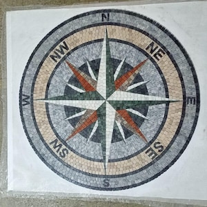 Médaillon boussole en mosaïque de marbre - Médaillon de sol ton ocre de 6-7 mm d'épaisseur, carreau de rose des vents en pierre fait main, marqueterie au sol de l'entrée,