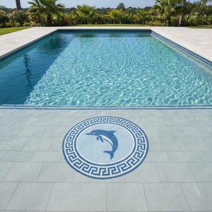 Könnte beinhalten: Ein rechteckiger Swimmingpool mit klarem, blauem Wasser. Der Beckenrand weist ein Mosaikfliesenmuster mit einem blauen Delfin in einem kreisförmigen Muster auf. Der Pool ist von hellfarbenem Stein und Palmen umgeben.