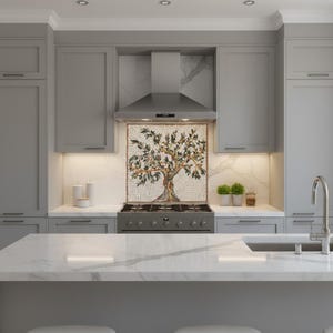 Könnte beinhalten: Eine moderne Küche mit grauen Schränken, einer Edelstahl-Dunstabzugshaube und einer Marmorarbeitsplatte. Eine Mosaikfliesen-Rückwand zeigt ein detailliertes Olivenbaum-Design. Die Küche ist gut beleuchtet und minimalistisch gestaltet.