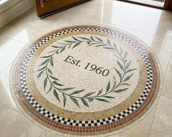 Medaglione rotondo in mosaico di marmo con motivi floreali, piastrella d'ingresso con ghirlanda d'alloro, mosaico personalizzato con nome della casa, decorazione di lusso per il pavimento dell'ingresso.