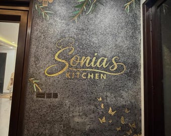 Salpicadero de cocina de mosaico personalizado, arte mural de mosaico de mármol y vidrio personalizado, pared decorativa de cocina dorada con nombre o logotipo