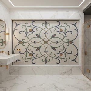 Op de afbeelding: Een luxe badkamer met een grote mozaïek wandkunst met een bloemenontwerp in blauw, groen en goud. De kamer heeft marmeren vloeren en muren, een witte wastafel en een goudomrande spiegel en douche.