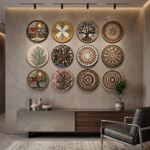 Op de afbeelding: Een verzameling van twaalf ronde wanddecoraties. Elk stuk heeft een uniek mozaïekontwerp, waaronder botanische en geometrische patronen. Het kleurenpalet omvat aardetinten, groentinten en kleuraccenten, wat een samenhangende en artistieke weergave creëert.
