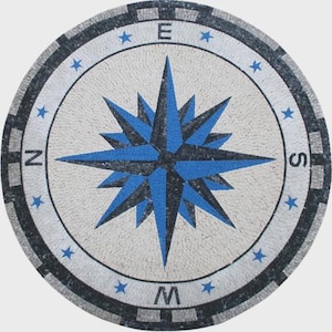 Peut inclure: Une boussole en mosaïque circulaire avec un motif d'éclat d'étoile bleu et noir au centre. Les points cardinaux sont indiqués par les lettres N, E, S et W. Le motif est entouré d'une bordure avec de petites étoiles bleues.