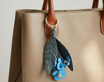 Porte-clés floral avec breloque fleur en cuir, breloque de sac à main de luxe, accessoire de sac à main printanier coloré, cadeau mignon pour elle, décoration de sac à la mode