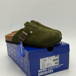 Klapki Birkenstock Boston Clogs w kolorze oliwkowo-zielonym zamszowym | Regulowana wkładka z korka i klamrą | Sandały casualowe unisex