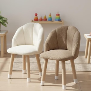 Op de afbeelding: Twee stoelen met afgeronde, schelpvormige rugleuningen bekleed met textuurstof. Eén stoel is crèmekleurig en de andere is beige. Beide hebben vier lichtgekleurde houten poten met witgeschilderde uiteinden voor een stabiele basis.