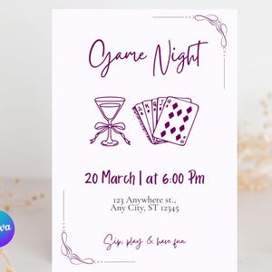 Könnte beinhalten: Eine weiße Einladungskarte mit lila Text und Illustrationen. Die Worte "Game Night" stehen oben, darunter ein Cocktailglas und Spielkarten. Datum und Uhrzeit sind angegeben, zusammen mit einer Adresse und dem Satz "Sip, play & have fun."