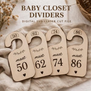 Op de afbeelding: Vier houten babykastverdelers met maten 50, 62, 74 en 86. Elke verdeler heeft een gebogen bovenkant om op te hangen, met het maatnummer in een cirkel. Het woord "maat" en een hartje staan er ook op.