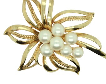 Mikimoto vintage flower design pearl and 14K gold brooch