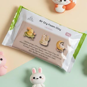 Op de afbeelding: Een selectie van kleine dierenfiguren gemaakt van luchtdrogende klei, waaronder een vos, een kat, een beer en een konijn. Er is ook een pakket klei aanwezig, met de tekst "Air Dry Foam Clay".