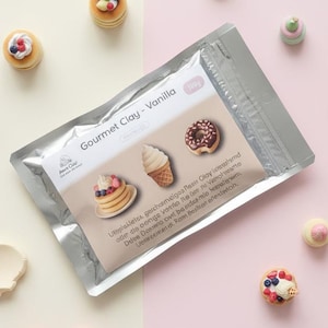 Op de afbeelding: Een set van drie keramische mokken met een gespikkelde, matte afwerking. De mokken zijn in tinten crème, lichtgrijs en donkergrijs. Elke mok heeft een eenvoudig, minimalistisch ontwerp, perfect voor koffie of thee.