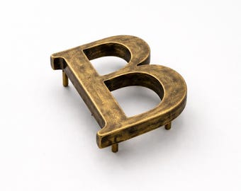 Husnummer och bokstäver i massiv mässing – Modern adressskylt, klassisk finish