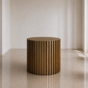 Puede incluir: Una mesa auxiliar cilíndrica de color dorado con un diseño acanalado. La mesa está en un entorno interior minimalista con suelo brillante y paredes blancas. La mesa tiene aproximadamente 46 cm de diámetro y 46 cm de altura.
