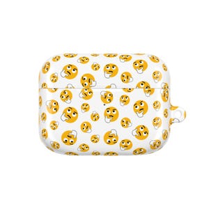Peut inclure: Étui blanc pour AirPods orné d'un motif d'emojis jaunes représentant des visages pensifs. L'étui est rectangulaire avec des bords arrondis et une petite boucle sur le côté. Les emojis ont des yeux et des sourcils noirs, et une main blanche sur le menton.